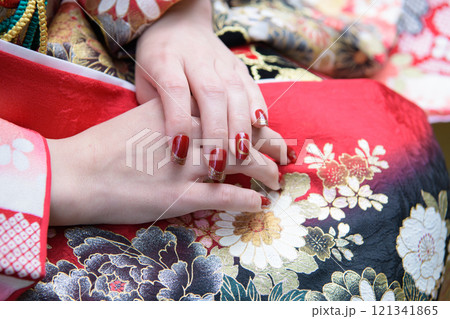 着物を着た女性の手 着物を着た女性の手 121341865