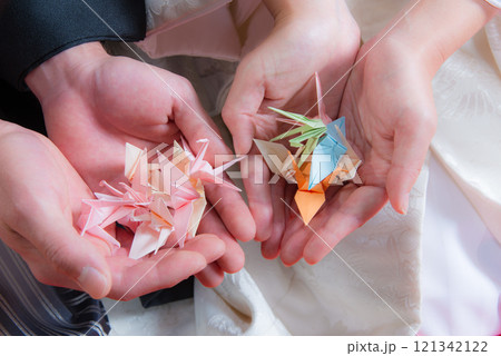 折鶴を持っ手元 121342122