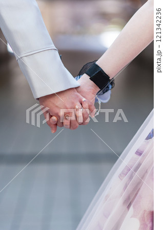 手をつなぐカップル 121342236