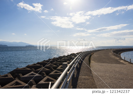 南九州、鹿児島湾の防波堤の風景 南九州、鹿児島湾の防波堤の風景 121342237