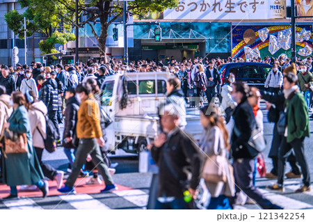 日本の東京都市景観 年の瀬の慌ただしさ…交差点で立ち往生するトラックやタクシー。奥は渋谷駅…＝21日 121342254