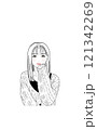 上目遣いでポーズをとる女の子 121342269