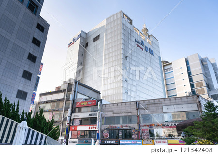 韓国ソウル市東大門の街並み 121342408