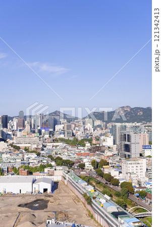 韓国ソウル市東大門の街並み 121342413