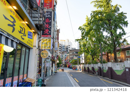 韓国ソウル市東大門の街並み 121342418