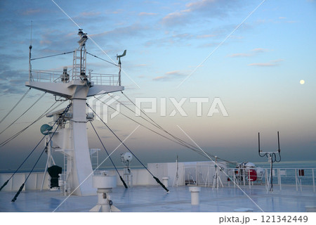 早朝の月と瀬戸内海航路フェリーのデッキ 121342449