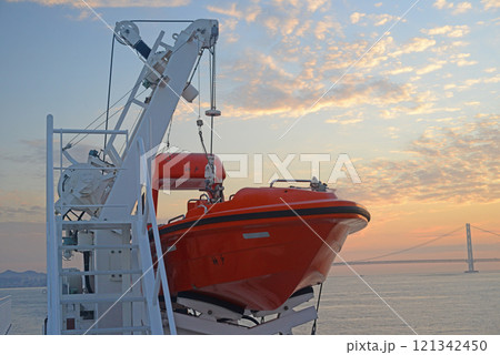 瀬戸内海航路フェリーの救命艇と明石海峡大橋-1 121342450