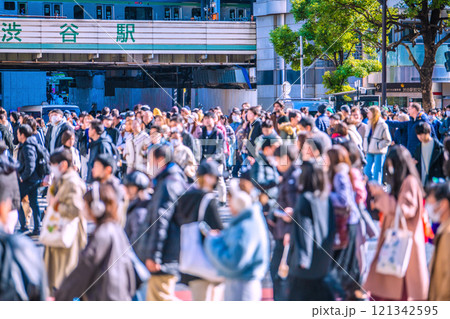 日本の東京都市景観 年の瀬の慌ただしさ…外国人らで大混雑するスクランブル交差点。奥は渋谷駅…=21日 日本の東京都市景観 年の瀬の慌ただしさ…外国人らで大混雑するスクランブル交差点。奥は渋谷駅…=21日 121342595