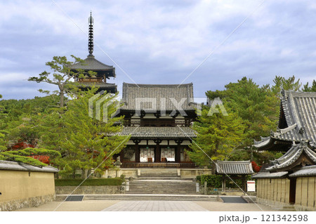 法隆寺・中門・五重塔（奈良県・斑鳩町） 121342598