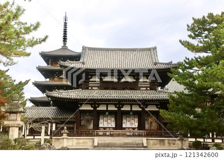 法隆寺・中門・五重塔（奈良県・斑鳩町） 121342600