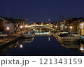 夜の静かな港町 121343159