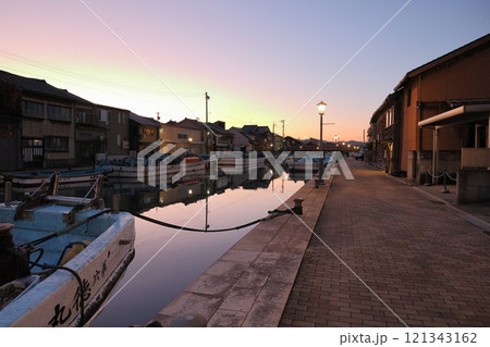 港町の夕景 121343162