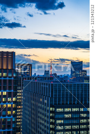 【東京都】丸の内の南側ビル街の向こうに見える東京タワー　トワイライト 121343212