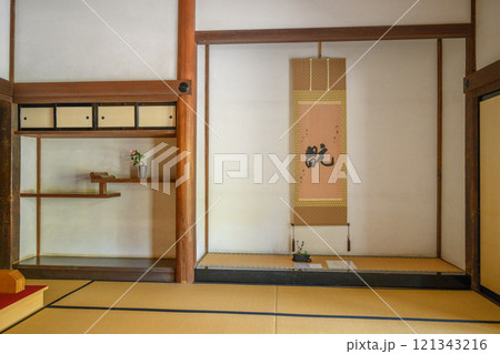 掛川城二の丸御殿小書院の床の間と違い棚 121343216