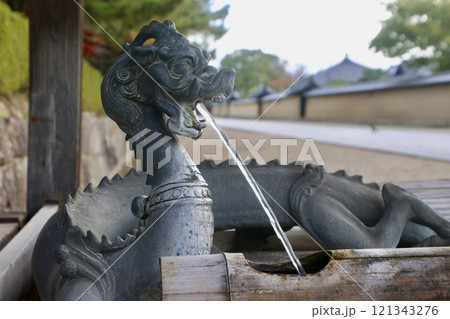 法隆寺・中門・龍の手水舎(奈良県・斑鳩町) 法隆寺・中門・龍の手水舎(奈良県・斑鳩町) 121343276