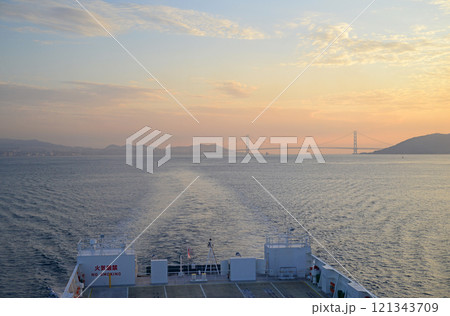 フェリーデッキより朝焼けの明石海峡大橋を望む-2 121343709
