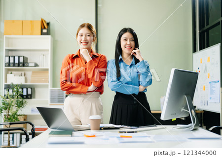 Portrait of success business people working together in modern office. teamwork startup concept 121344000