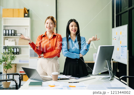 Portrait of success business people working together in modern office. teamwork startup concept 121344002