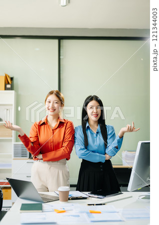 Portrait of success business people working together in modern office. teamwork startup concept 121344003