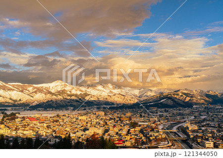 夕日に染まる魚沼盆地 121344050