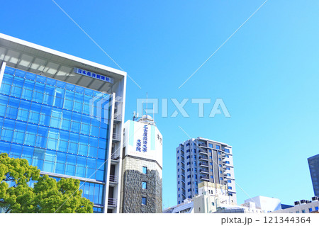 愛知県名古屋市、多くの高層ビルが立ち並ぶ久屋大通沿いの風景 121344364