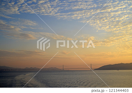 フェリー展望デッキより朝焼の明石海峡大橋を望む-5 121344403