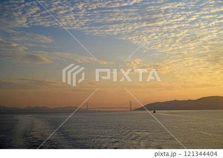 フェリー展望デッキより朝焼の明石海峡大橋を望む-6 121344404