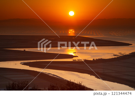 有明海に流れ込む塩田川と日の出 121344474