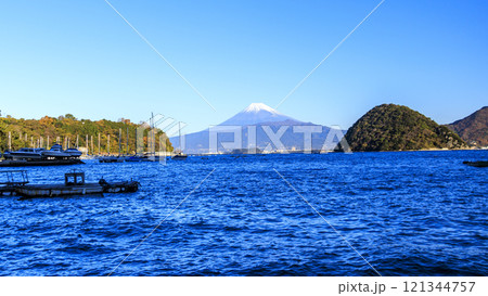 三津浜の静岡県沼津市から富士山の冬 三津浜の静岡県沼津市から富士山の冬 121344757