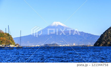 三津浜の静岡県沼津市から富士山の冬 121344758