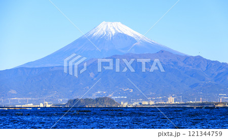 三津浜の静岡県沼津市から富士山の冬 121344759