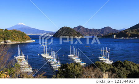 長浜城址（沼津市）から見た富士山とヨット 121344917