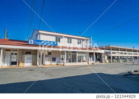 浜松市の遠州鉄道の遠州小松駅の駅舎と青い空の風景(静岡県) 121344929