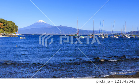 駿河湾から見た富士山 121345048
