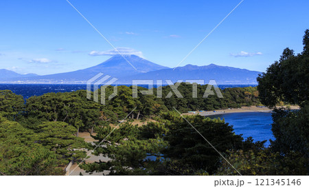 青い海と青い空と富士山 121345146