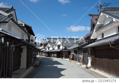 兵庫県丹波篠山市：篠山／河原町妻入商家群の町並み 121345173