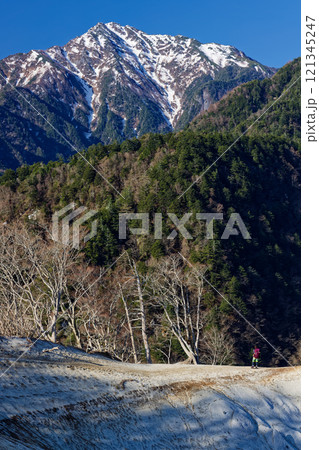 日向山・ガンガワラから見る残雪の甲斐駒ヶ岳 121345247