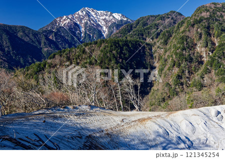 日向山・ガンガワラから見る残雪の甲斐駒ヶ岳 日向山・ガンガワラから見る残雪の甲斐駒ヶ岳 121345254