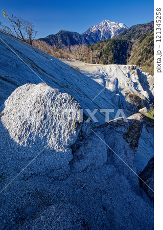 日向山・ガンガワラから見る残雪の甲斐駒ヶ岳 121345258