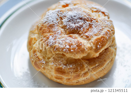 choux cream or cream puff, eclair 121345511