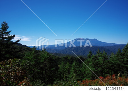 秋空の木曽のキビオ峠 展望台から御嶽山を望む 秋空の木曽のキビオ峠 展望台から御嶽山を望む 121345534