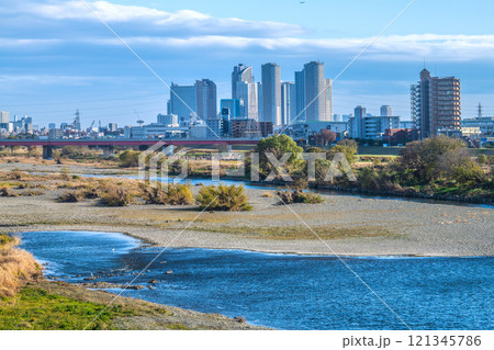 日本の東京都市景観 年の瀬。川崎・武蔵小杉駅前のタワーマンション群や航空機などを望む＝21日 121345786