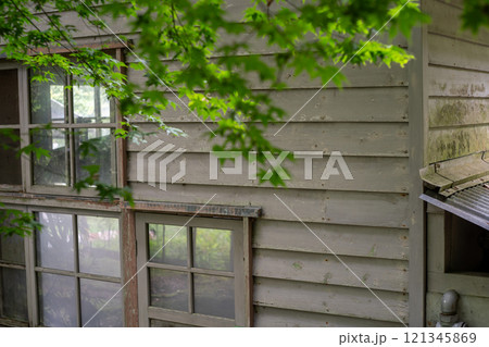 廃校になっている元京都市立大原小学校百井分校小学校を撮影したも 121345869