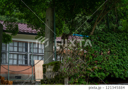 廃校になっている元京都市立大原小学校百井分校小学校を撮影したも 廃校になっている元京都市立大原小学校百井分校小学校を撮影したも 121345884