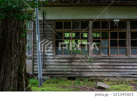 廃校になっている元京都市立大原小学校百井分校小学校を撮影したも 廃校になっている元京都市立大原小学校百井分校小学校を撮影したも 121345925
