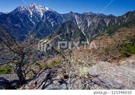 鞍掛山から見る残雪の甲斐駒ヶ岳 鞍掛山から見る残雪の甲斐駒ヶ岳 121346010