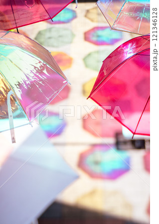 滋賀県草津市の商業施設に釣り下げられた色とりどりの傘を撮影 121346128