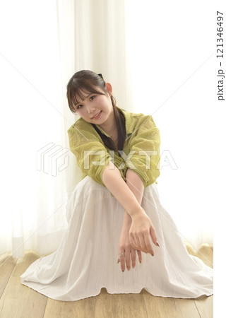 若い女性のポートレート 若い女性のポートレート 121346497