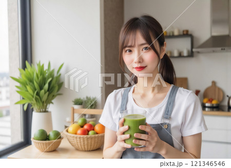 キッチンでスムージーを持つ笑顔の女性(Generative AI) キッチンでスムージーを持つ笑顔の女性(Generative AI) 121346546