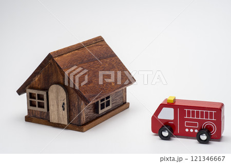 住宅に駆け付けた消防車 住宅に駆け付けた消防車 121346667